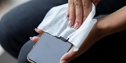 Usuwanie zabrudzeń z ekranu telefonu: Porady na temat usuwania odcisków palców i innych śladów na wyświetlaczu